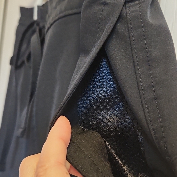 Old Navy Women's Black Stretchtech Quick Dry Cargo Pants with Drawstring - Picture 7 of 7